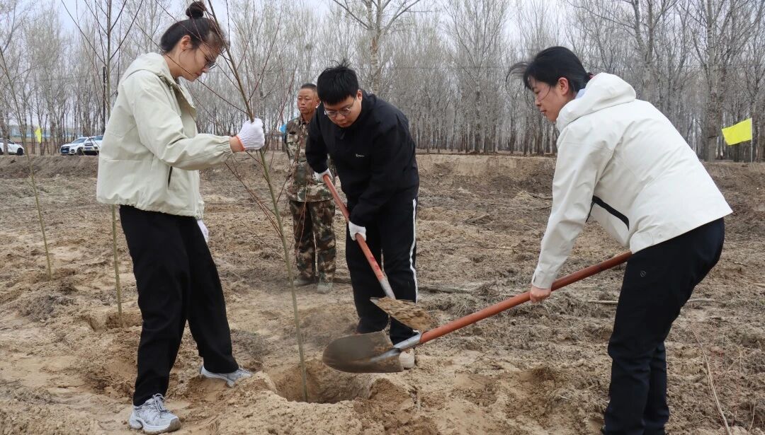 漠上检盾筑实绩 同心守护生态绿——彰武县人民检察院、后新秋镇人民政府联动共植“检察林”主题党日活动